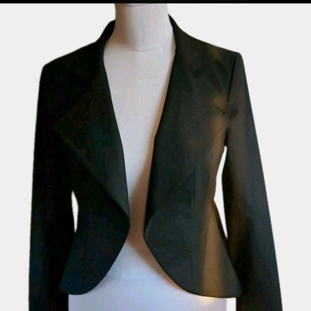 2B.Rych Blazer 6 Black Peplum Back, One Button Tuxedo. Unique Detail NWOT